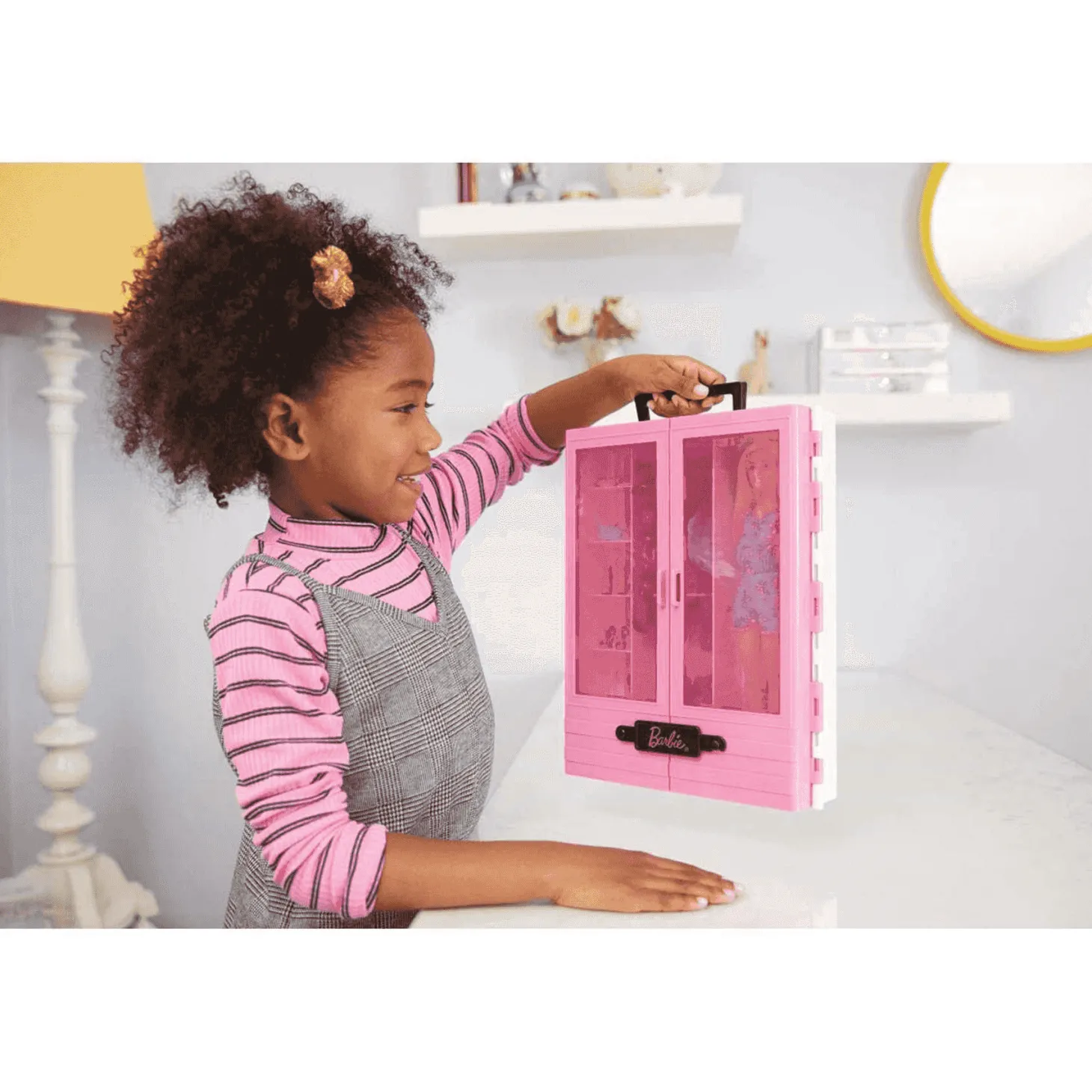 Barbie Fashionista Armario Portatil con Muñeca y Complementos