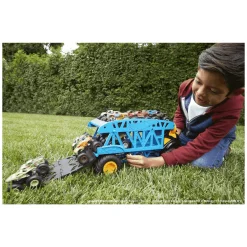 Hot Wheels Monster Trucks Camión Monster Mover Vehículo transportador de coches, incluye 3 coches de