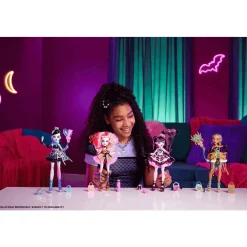 Monster High Cumplespantos Draculaura – Muñeca de fiesta con vestido rosa y accesorios