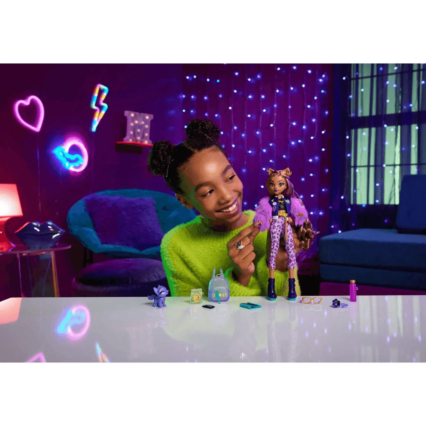 Monster High Muñeca Articulada Clawdeen Wolf Fabulosa con Mascota Crescent y Accesorios