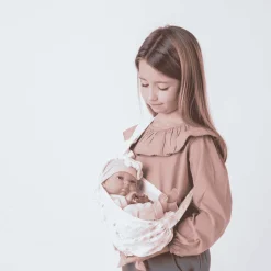 Muñecas Antonio Juan Mi Pequeño Reborn Tufi con Fular Portabebé 33 cm